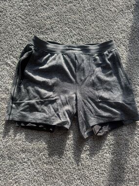 Men’s Luluemon lined shorts XL